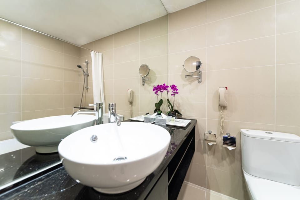 Executive Double or Twin Room | Bathroom | Free toiletries, hair dryer, slippers, towels