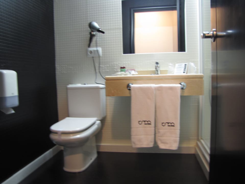 Double Room | Bathroom | Free toiletries, hair dryer, towels