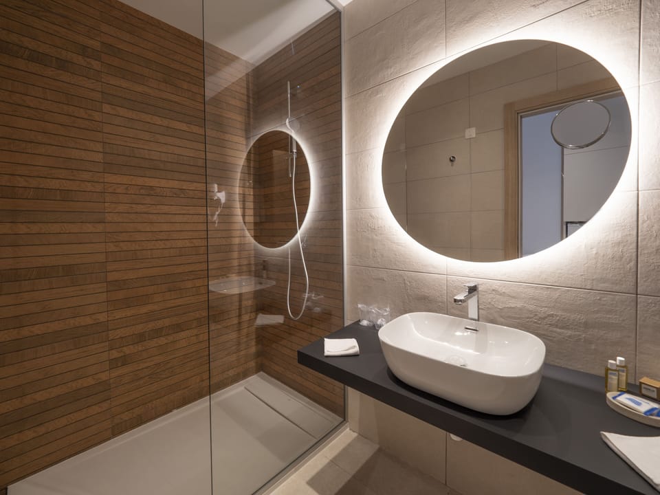 Suite | Bathroom | Shower, free toiletries, hair dryer, bathrobes