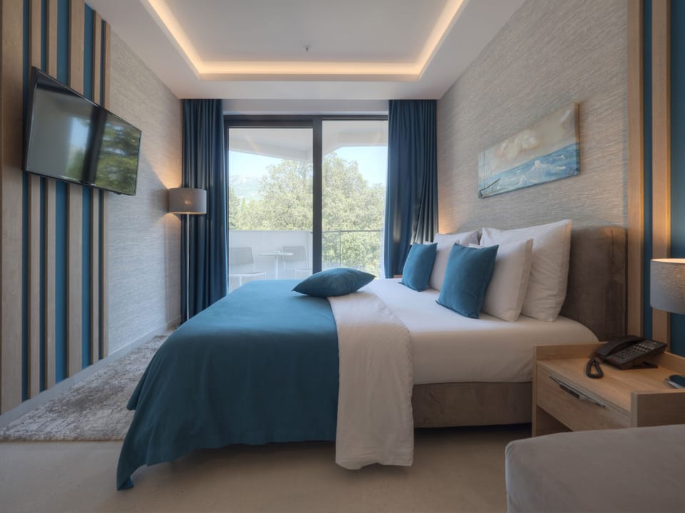 Superior Room Sea Side | Minibar, in-room safe, blackout drapes, free WiFi