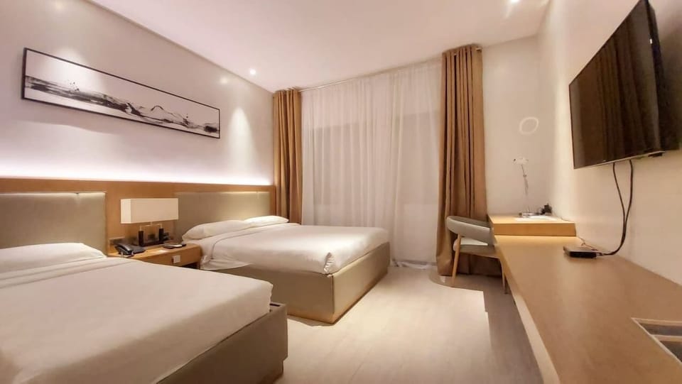 Deluxe Double Room | Hypo-allergenic bedding, in-room safe, desk, soundproofing