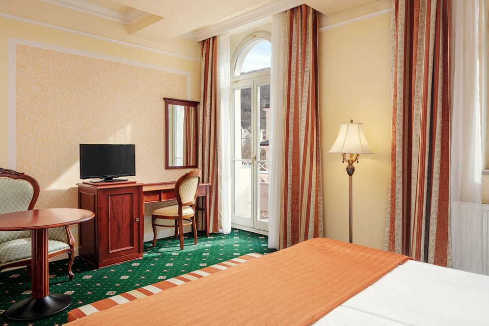 Hypo-allergenic bedding, minibar, in-room safe, individually decorated