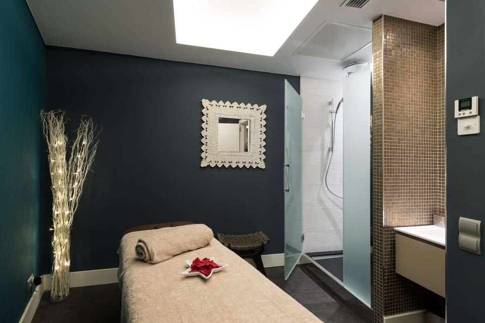 2 treatment rooms, massages
