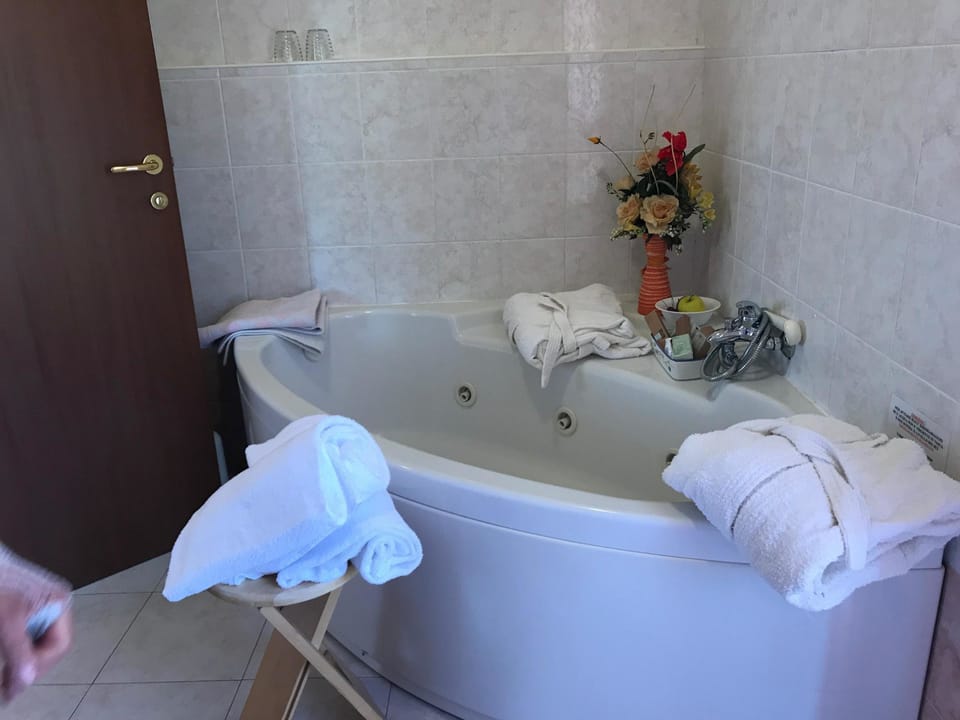 Deluxe Double or Twin Room, Hill View | Jetted tub