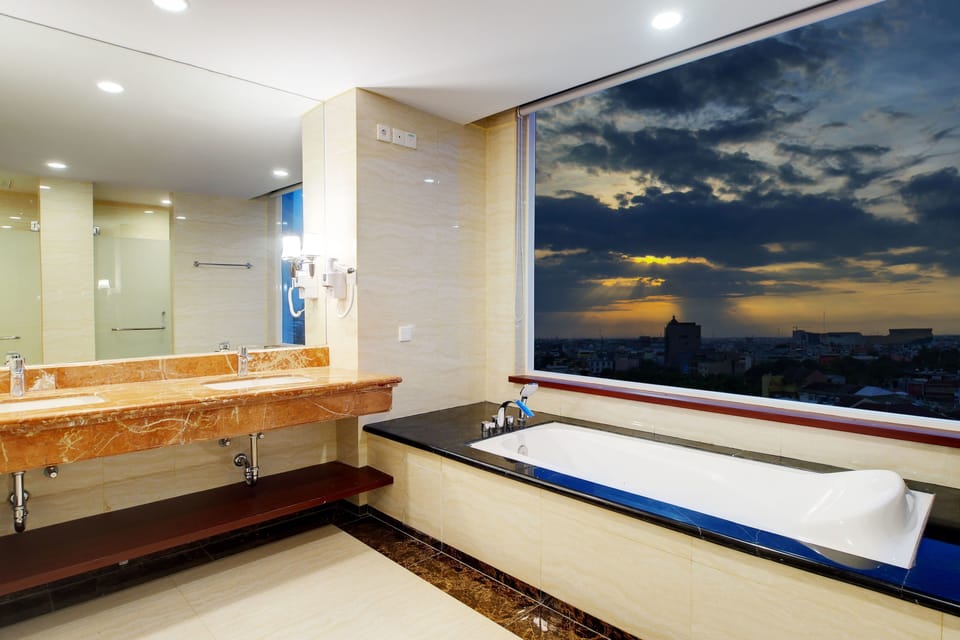 Junior Suite, 1 Bedroom, Corner | Bathroom | Shower, free toiletries, towels