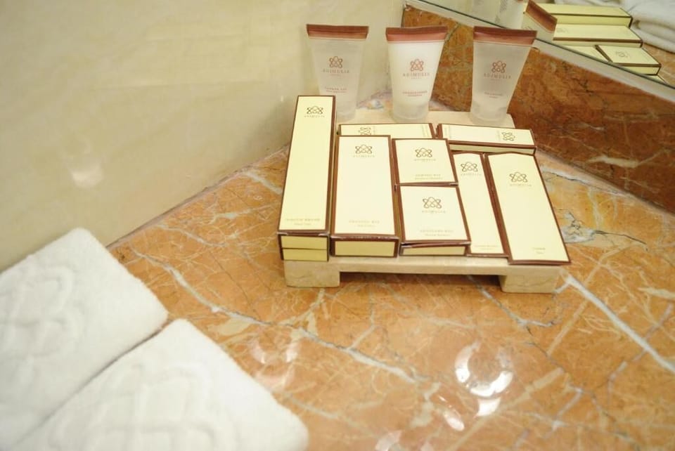 Shower, free toiletries, towels