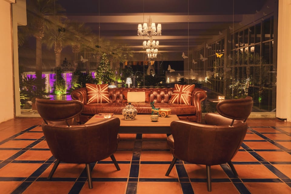 Lobby lounge