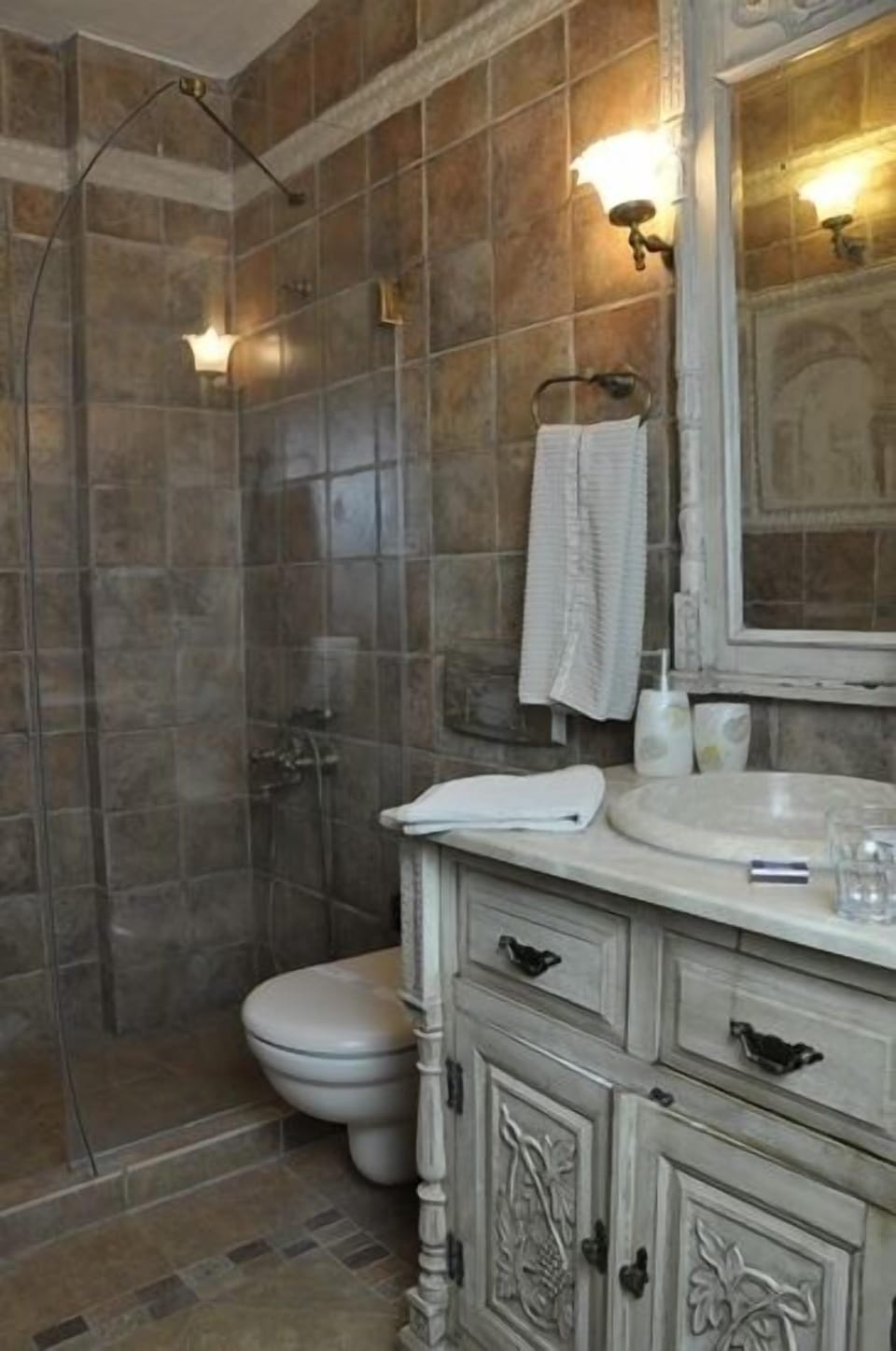 Standard Double or Twin Room | Bathroom | Shower, hair dryer, towels