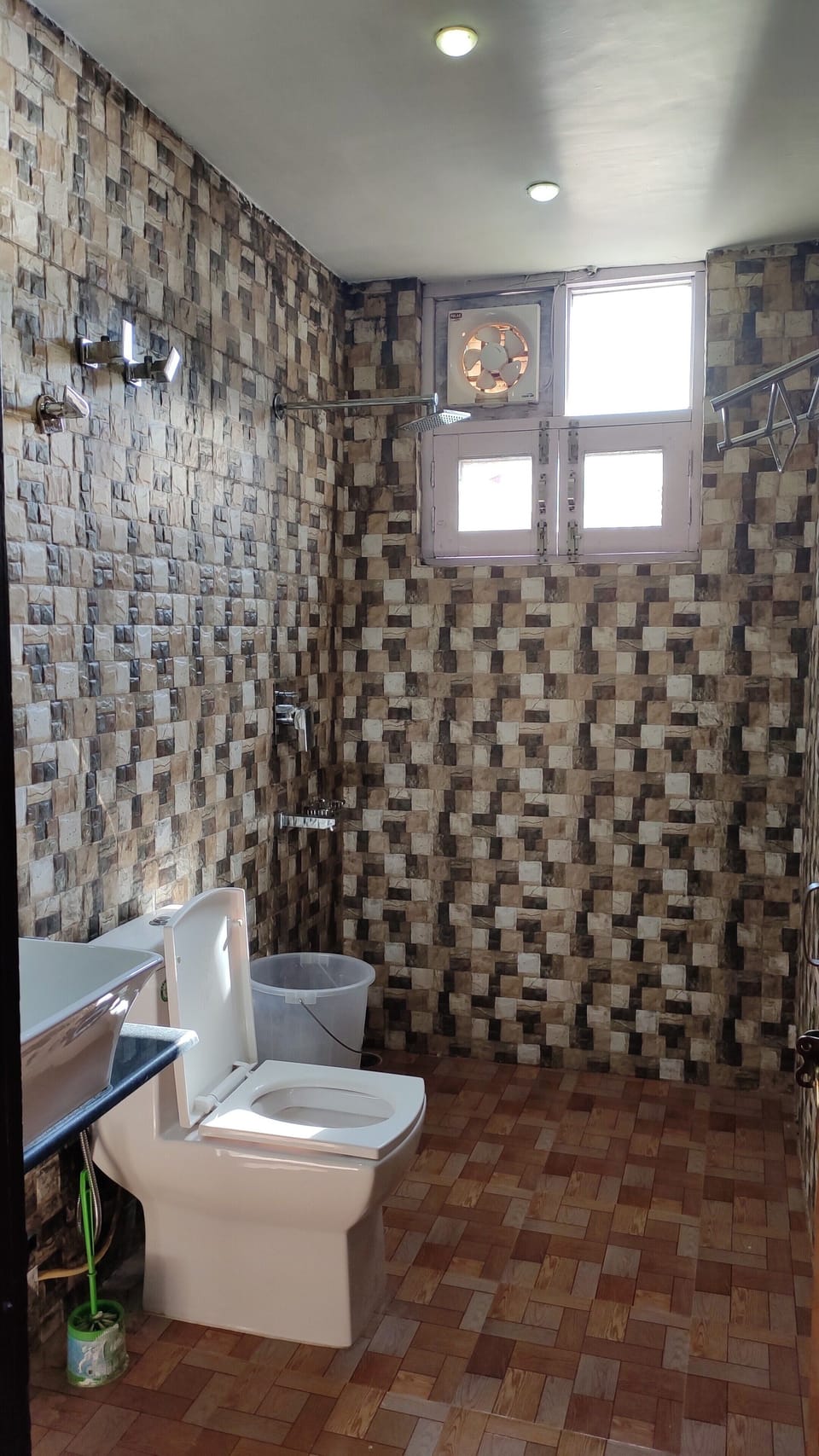 Deluxe Suite | Bathroom | Shower, soap, shampoo, toilet paper