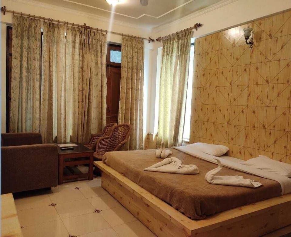 Deluxe Room, 1 Double Bed | Soundproofing, iron/ironing board, free WiFi, wheelchair access