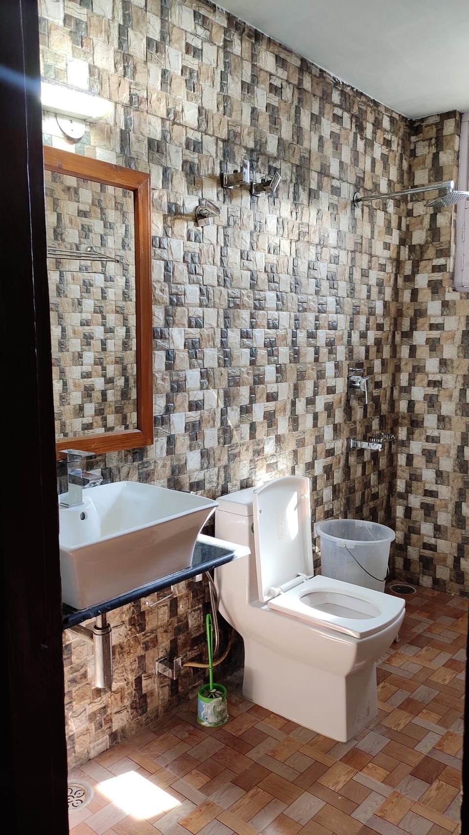 Deluxe Suite | Bathroom | Shower, soap, shampoo, toilet paper