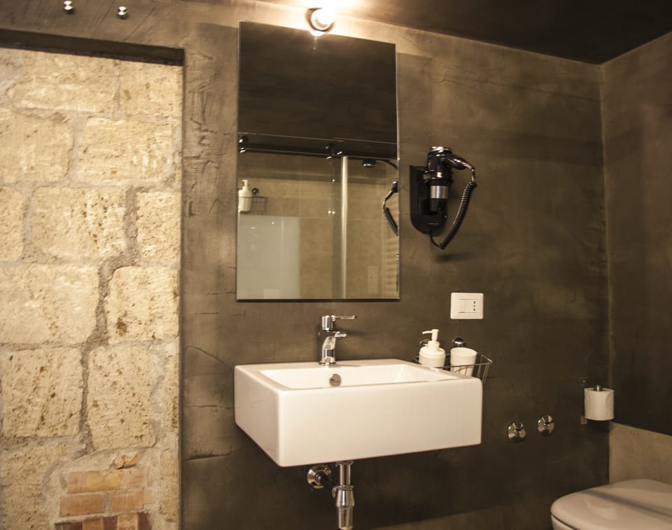 Comfort Double Room | Bathroom | Shower, free toiletries, hair dryer, towels