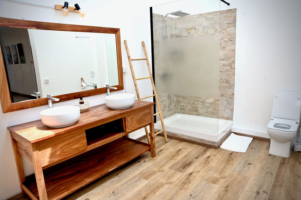 Deluxe Suite Sea View | Bathroom | Shower, free toiletries, towels