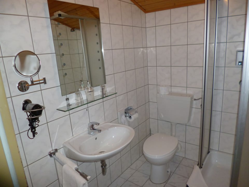 Double Room | Bathroom | Shower, free toiletries, hair dryer, towels