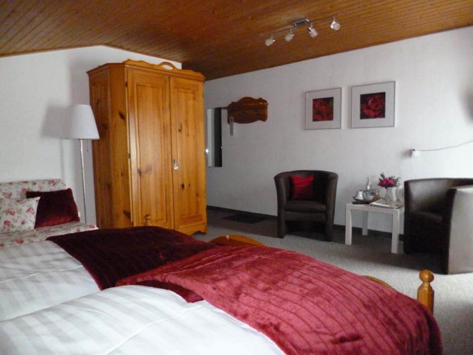 Double Room | In-room safe, iron/ironing board, free WiFi