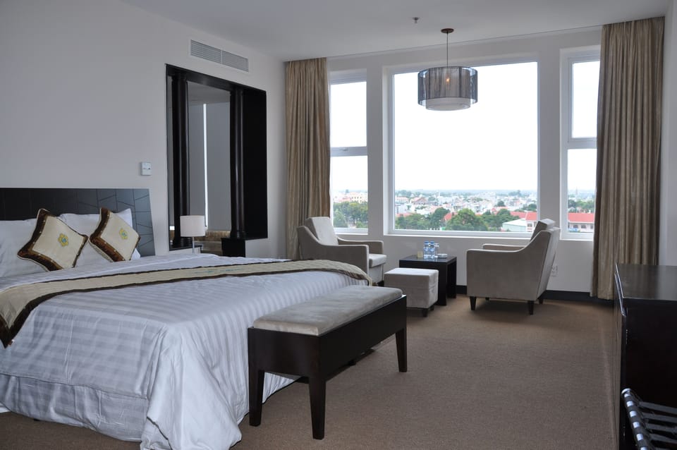 Premier Suite, 1 King Bed, City View | Minibar, in-room safe, desk, WiFi (free)