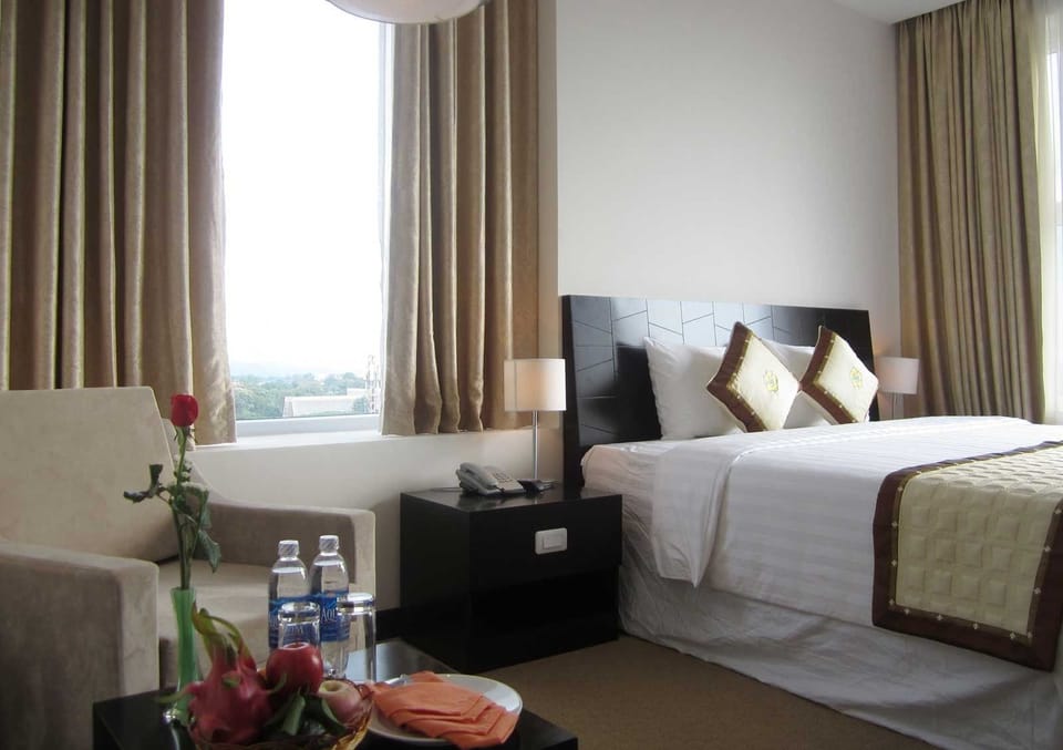 Minibar, in-room safe, desk, WiFi (free)