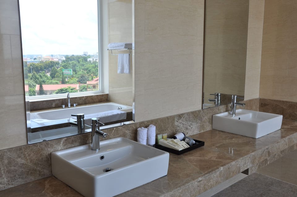 Premier Suite, 1 King Bed, City View | Bathroom | Combined shower/tub, free toiletries, hair dryer, slippers