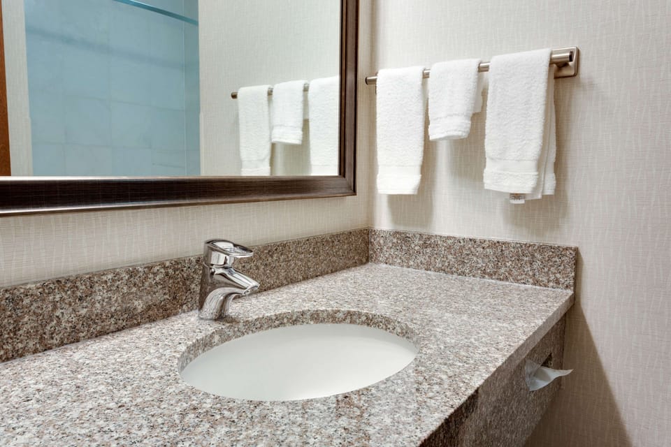 Combined shower/tub, free toiletries, hair dryer, towels