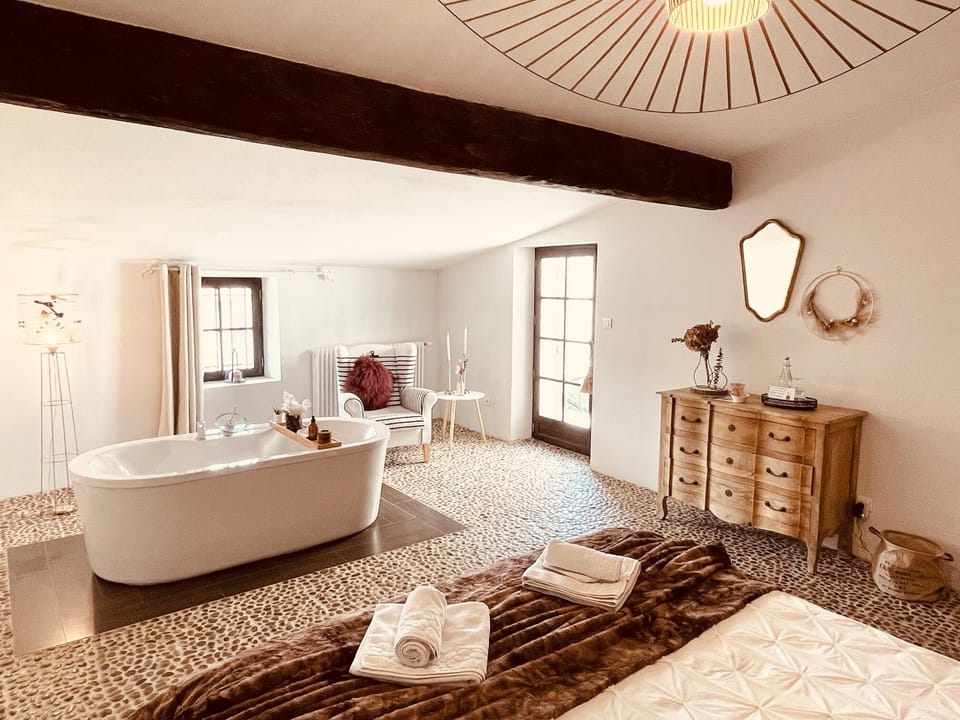 Deluxe Suite, Private Bathroom (Envol de Papillons)