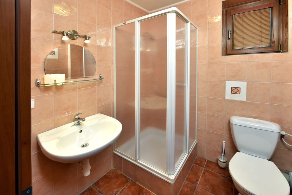 Shower, free toiletries, towels