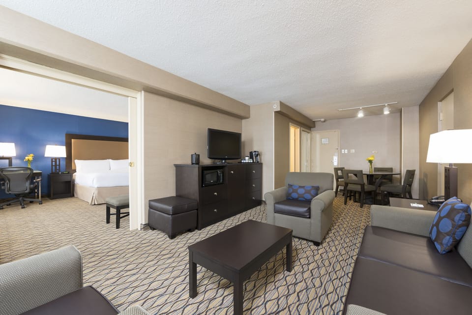 Deluxe Room | Premium bedding, individually furnished, desk, iron/ironing board