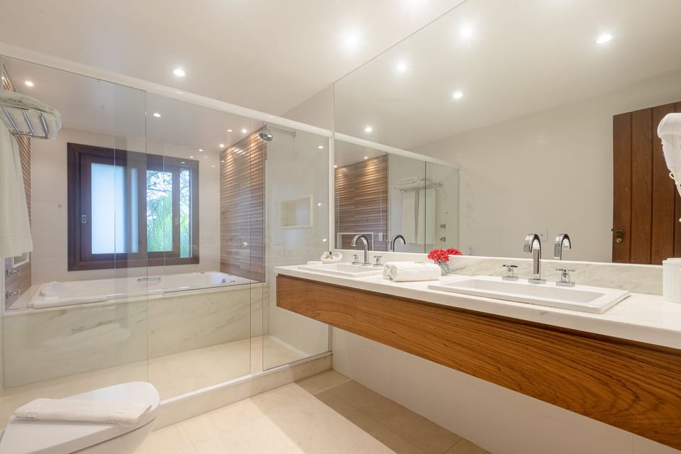Quarto VIP | Bathroom | Free toiletries, hair dryer, towels