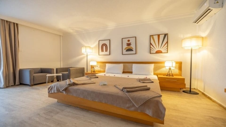 Family Room, Garden View | Minibar, desk, laptop workspace, free cribs/infant beds