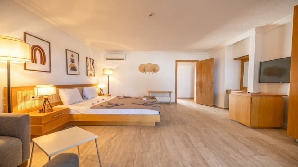 Family Room, Garden View | Minibar, desk, laptop workspace, free cribs/infant beds