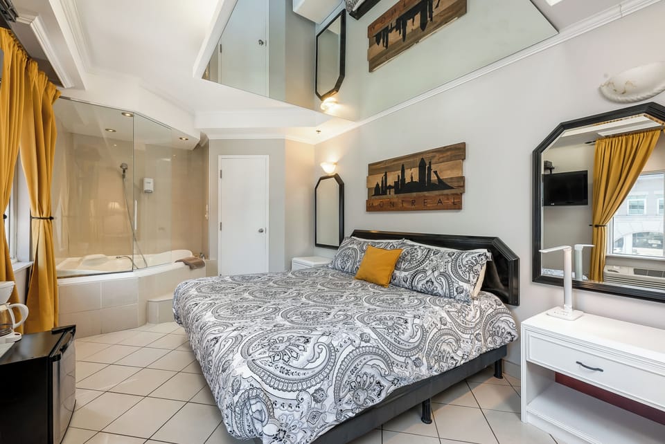 Queen Private with Large Ensuite | Iron/ironing board, free WiFi, bed sheets