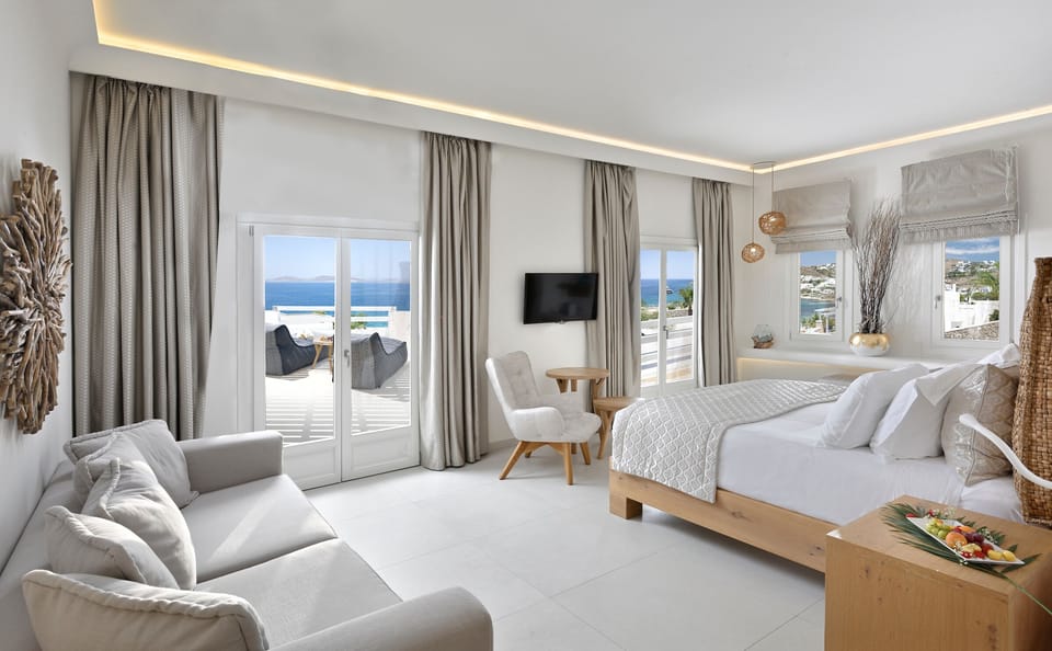 Premium Honeymoon Suite | Minibar, in-room safe, desk, soundproofing
