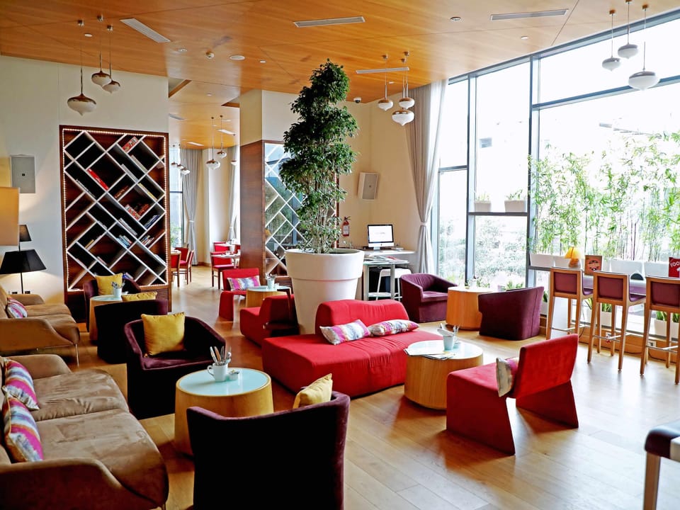 Lobby lounge
