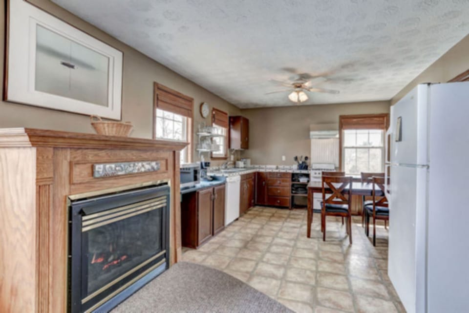 Mayneview Cottage | Memory foam beds, individually decorated, free WiFi, bed sheets