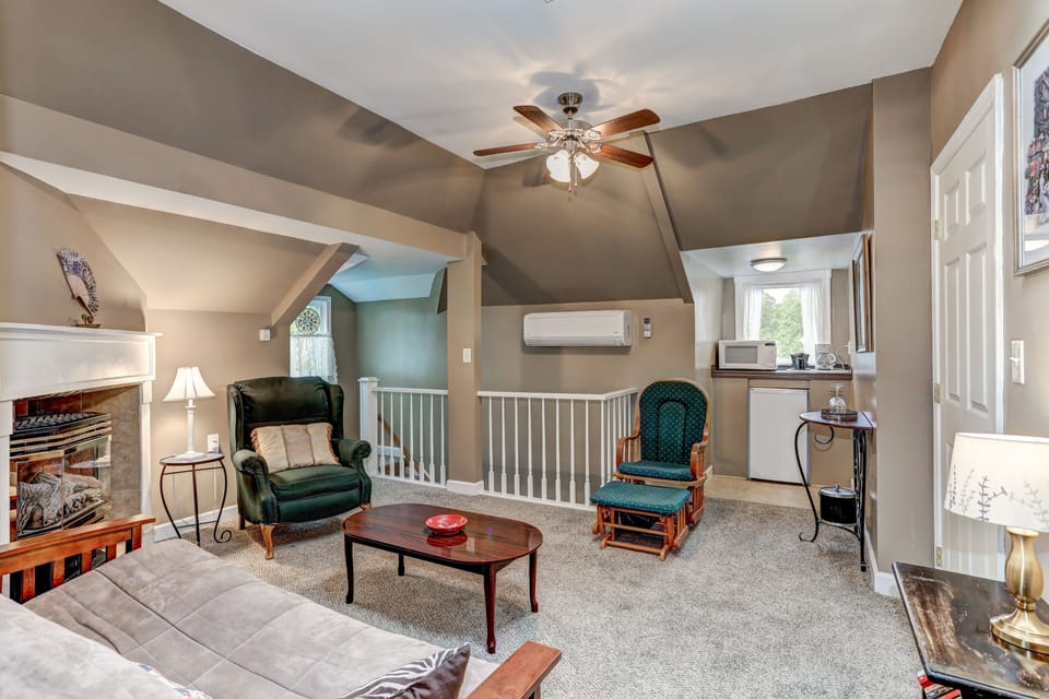 Edwards Suite | Memory foam beds, individually decorated, free WiFi, bed sheets