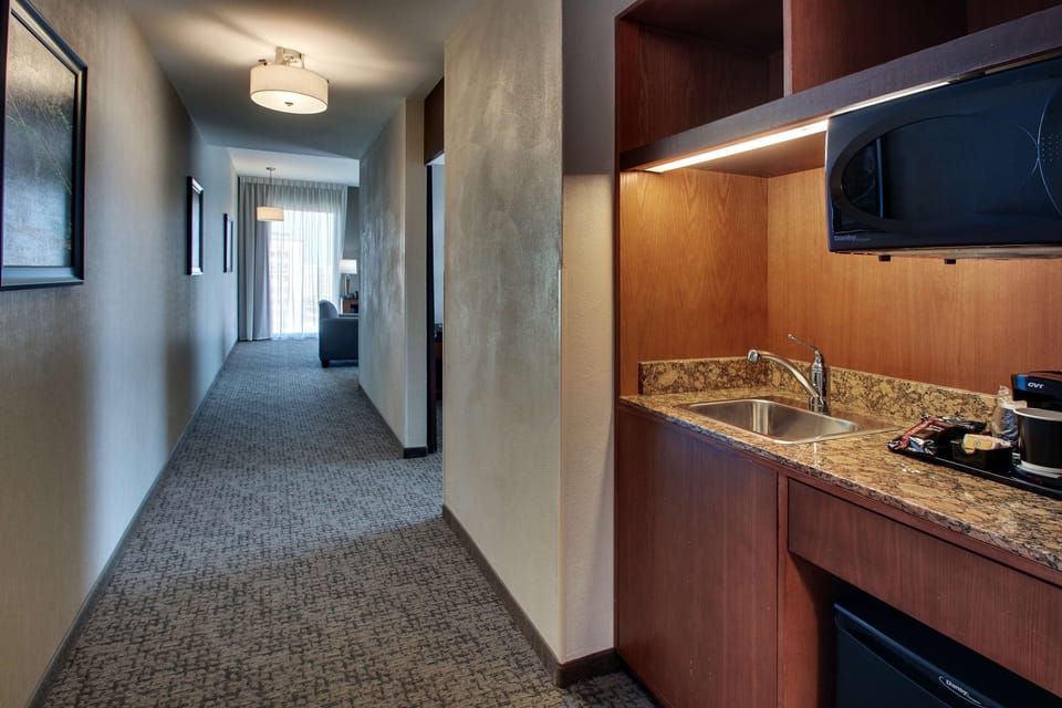 Premium bedding, in-room safe, desk, blackout drapes