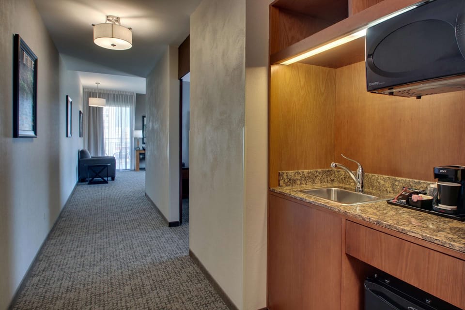 Premium bedding, in-room safe, desk, blackout drapes