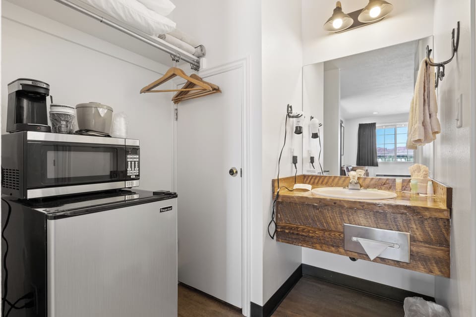 Suite, 1 King Bed, Jetted Tub, Mountain View | Bathroom | Combined shower/tub, free toiletries, hair dryer, towels