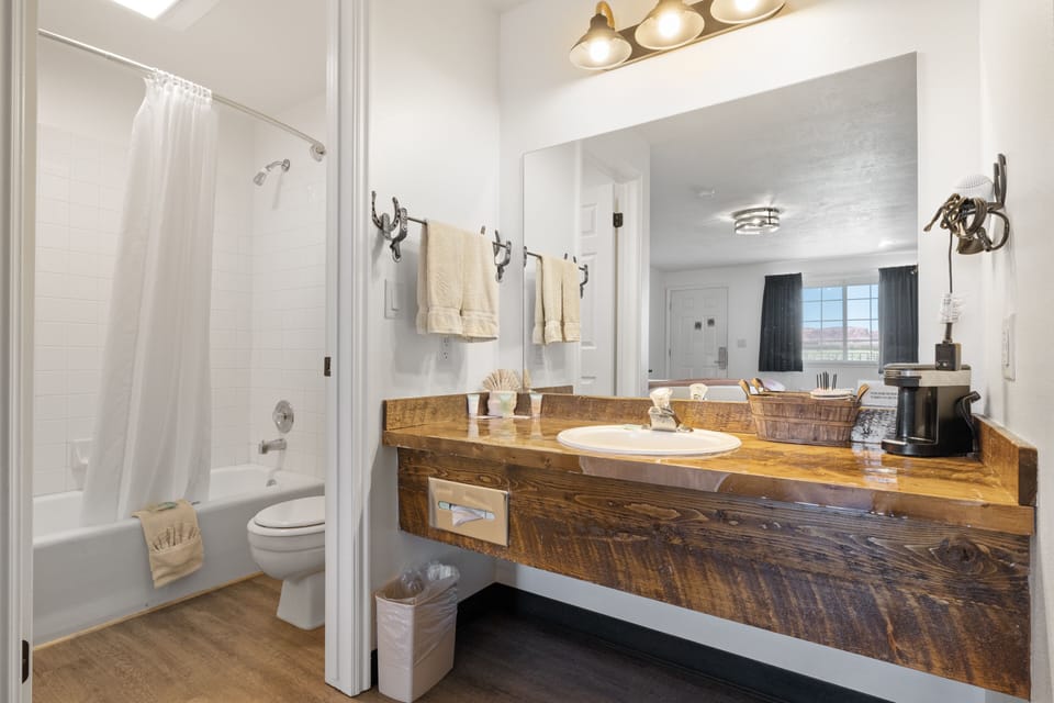 Room, 1 Queen Bed, Mountain View | Bathroom | Combined shower/tub, free toiletries, hair dryer, towels