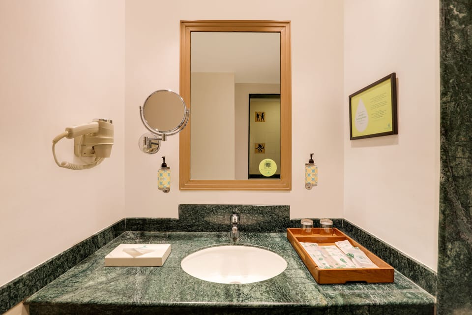 Executive Suite Room | Bathroom | Rainfall showerhead, free toiletries, hair dryer, bathrobes