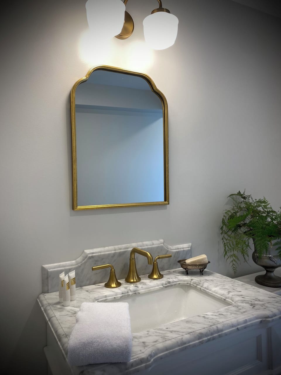 Classic Room | Bathroom | Shower, free toiletries, hair dryer, towels