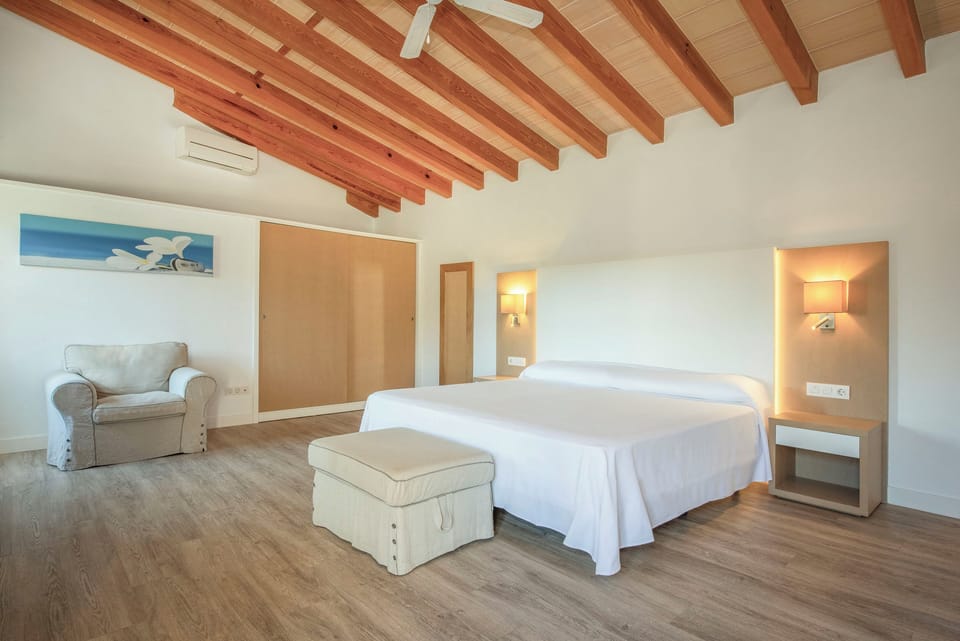 Junior Suite | Premium bedding, minibar, in-room safe, individually furnished