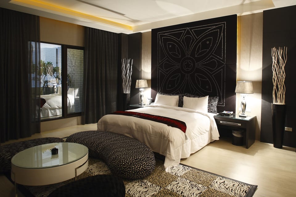 B Room with Garage | Premium bedding, free minibar, in-room safe, individually decorated