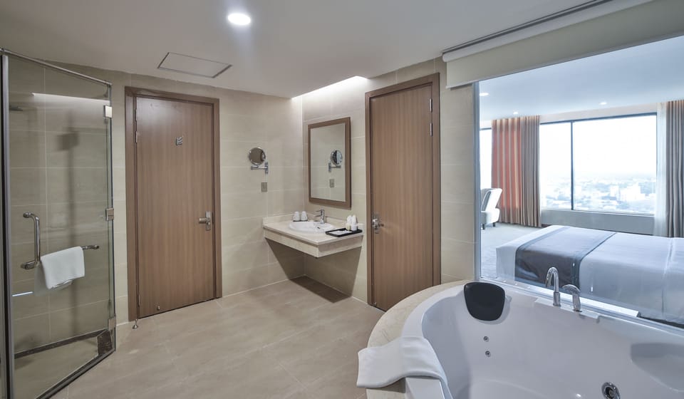 Executive Suite | Bathroom | Shower, rainfall showerhead, free toiletries, hair dryer