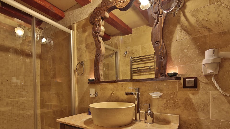 Deluxe Double Room | Bathroom sink
