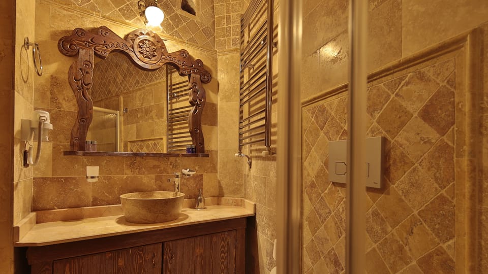 Deluxe Twin Room | Bathroom sink