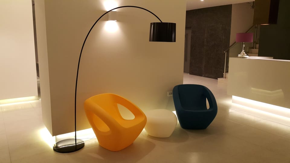 Lobby lounge