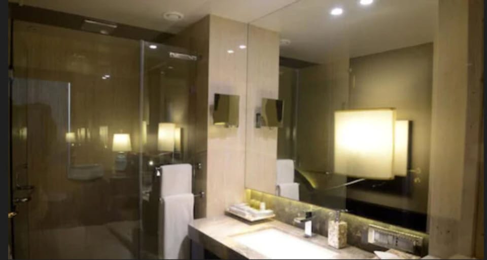 Executive Room | Bathroom | Shower, rainfall showerhead, free toiletries, slippers
