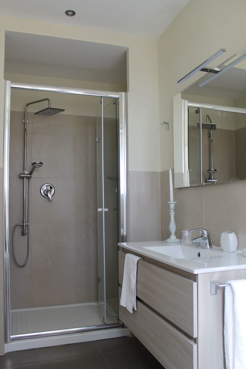 Superior Double Room | Bathroom | Shower, free toiletries, hair dryer, slippers
