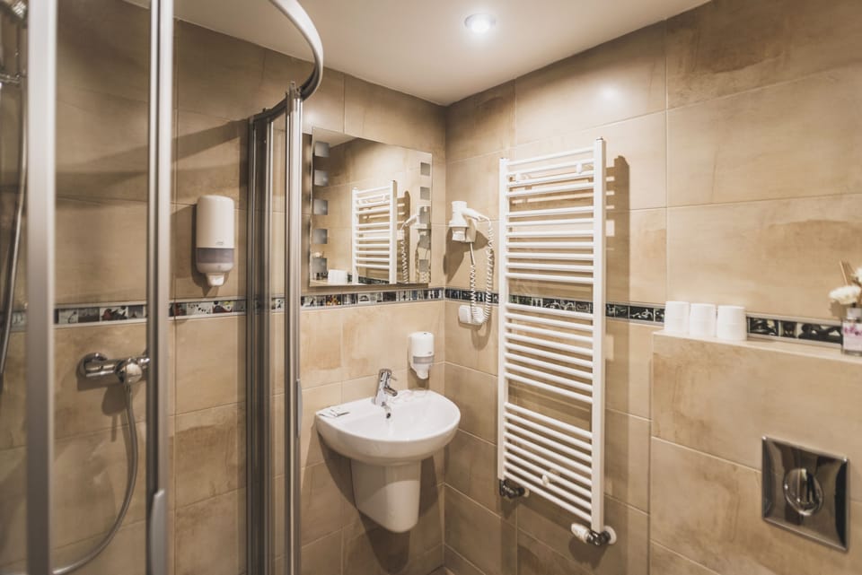 Triple Room | Bathroom | Shower, free toiletries, hair dryer, heated floors