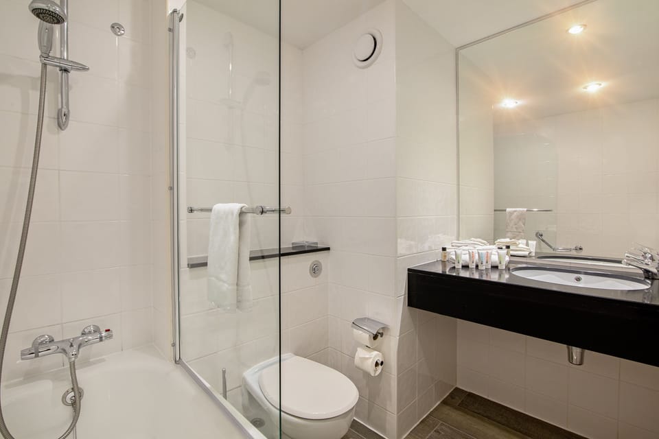 Combined shower/tub, hair dryer, towels